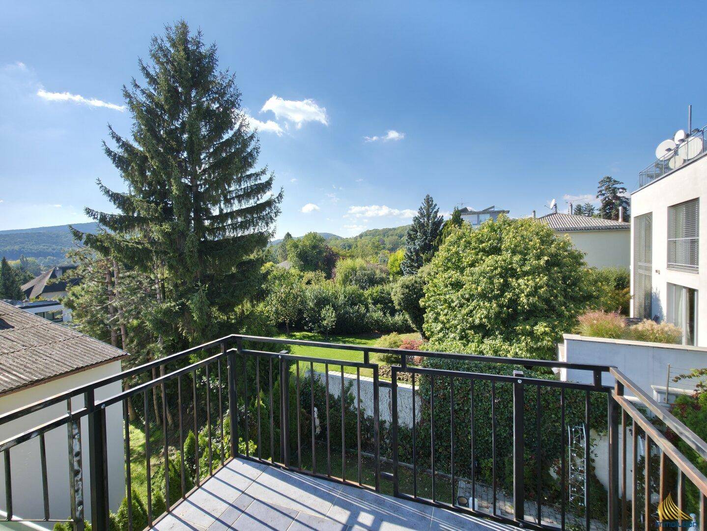 Balkon mit weitem Blick über grüne Hügel und die umliegende Landschaft.