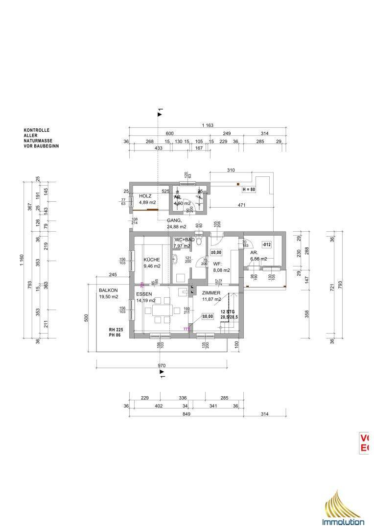 Grundriss des Erdgeschosses mit Küche, Essbereich, Wohnzimmer, Bad und Balkon.