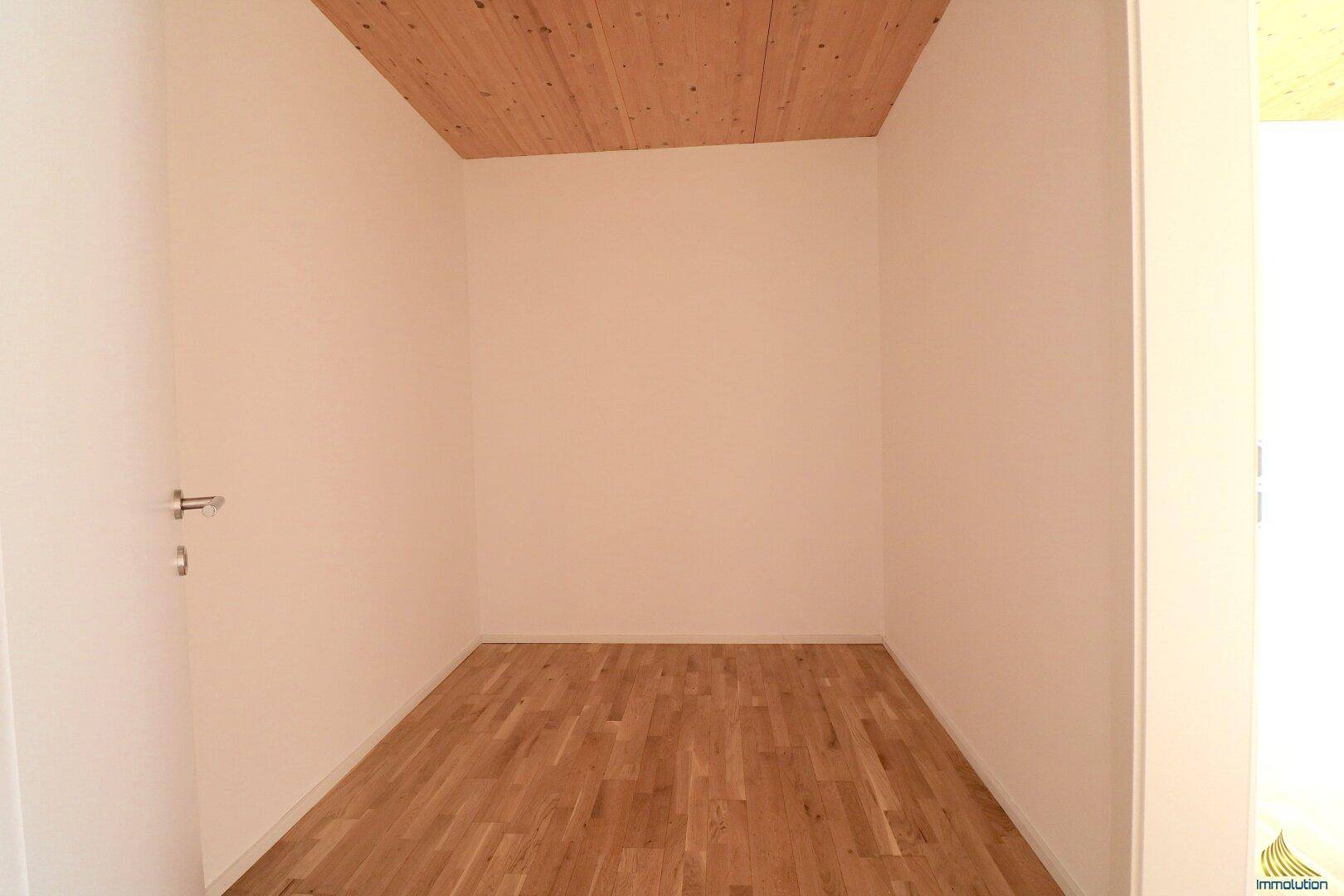 Praktischer Abstellraum mit Holzboden und Holzdecke, bietet zusätzlichen Stauraum.
