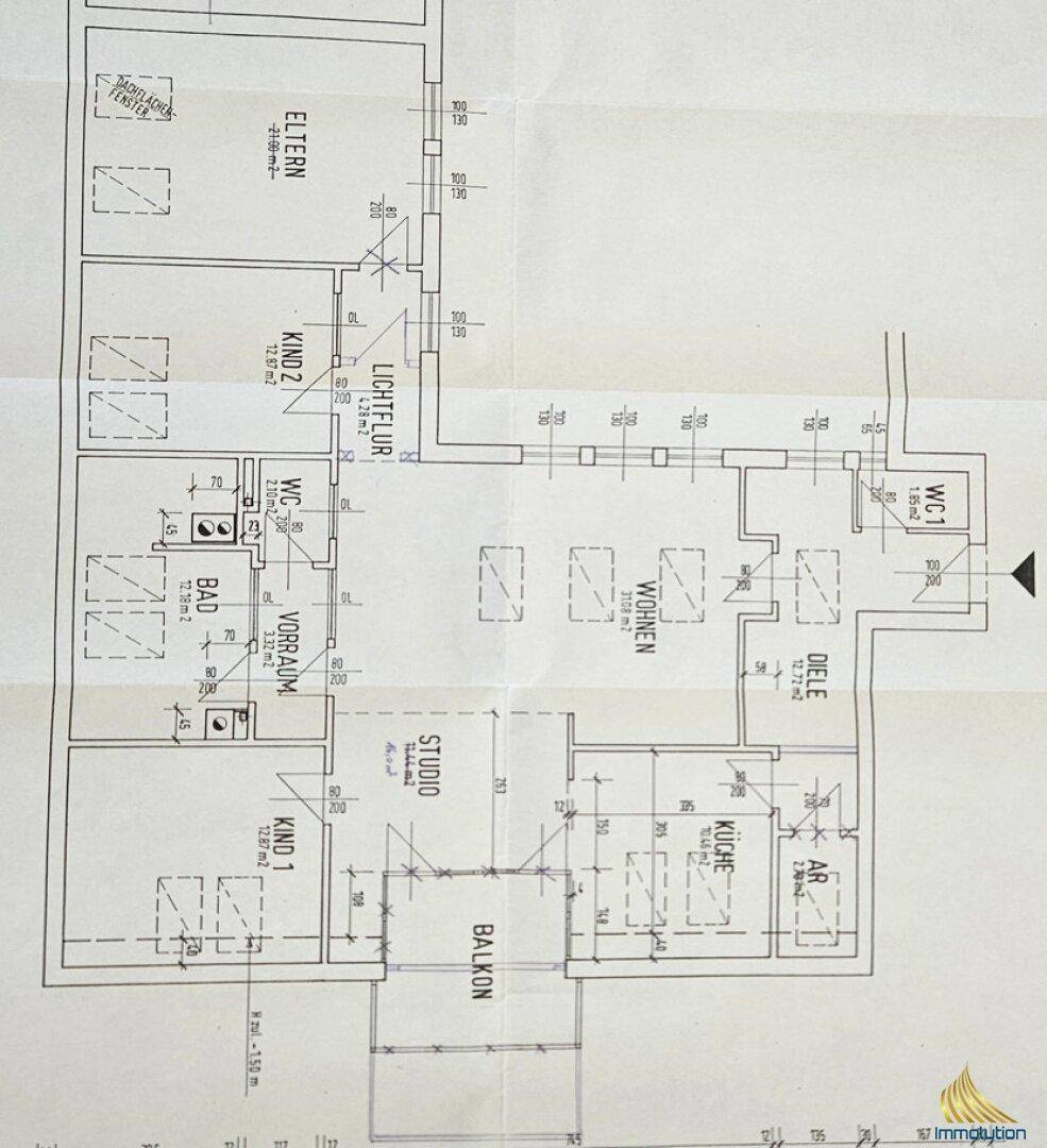 Grundrissplan mit mehreren Zimmern, Bad, WC, Küche und Balkon.