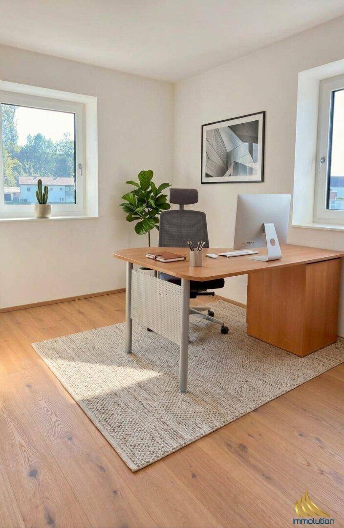 Helles Arbeitszimmer mit Schreibtisch, Bürostuhl und Holzboden.