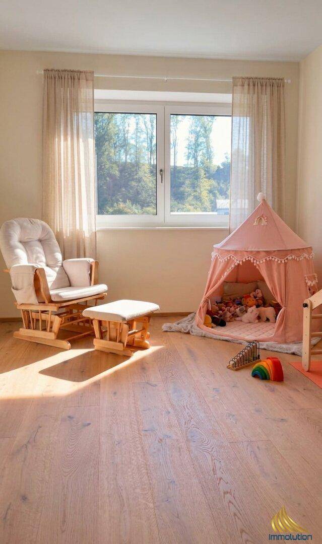 Kinderzimmer mit Schaukelstuhl, Spielzelt und hellem Holzboden.