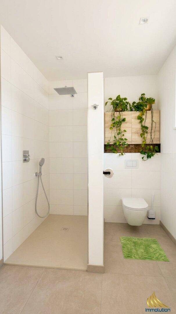 Modernes Badezimmer mit ebenerdiger Dusche und wandhängendem WC.