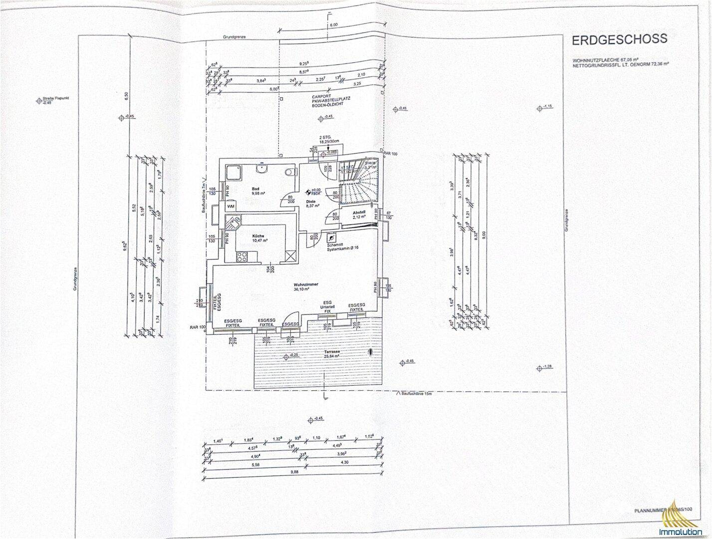 Grundriss des Erdgeschosses mit offener Wohnküche und großer Terrasse.