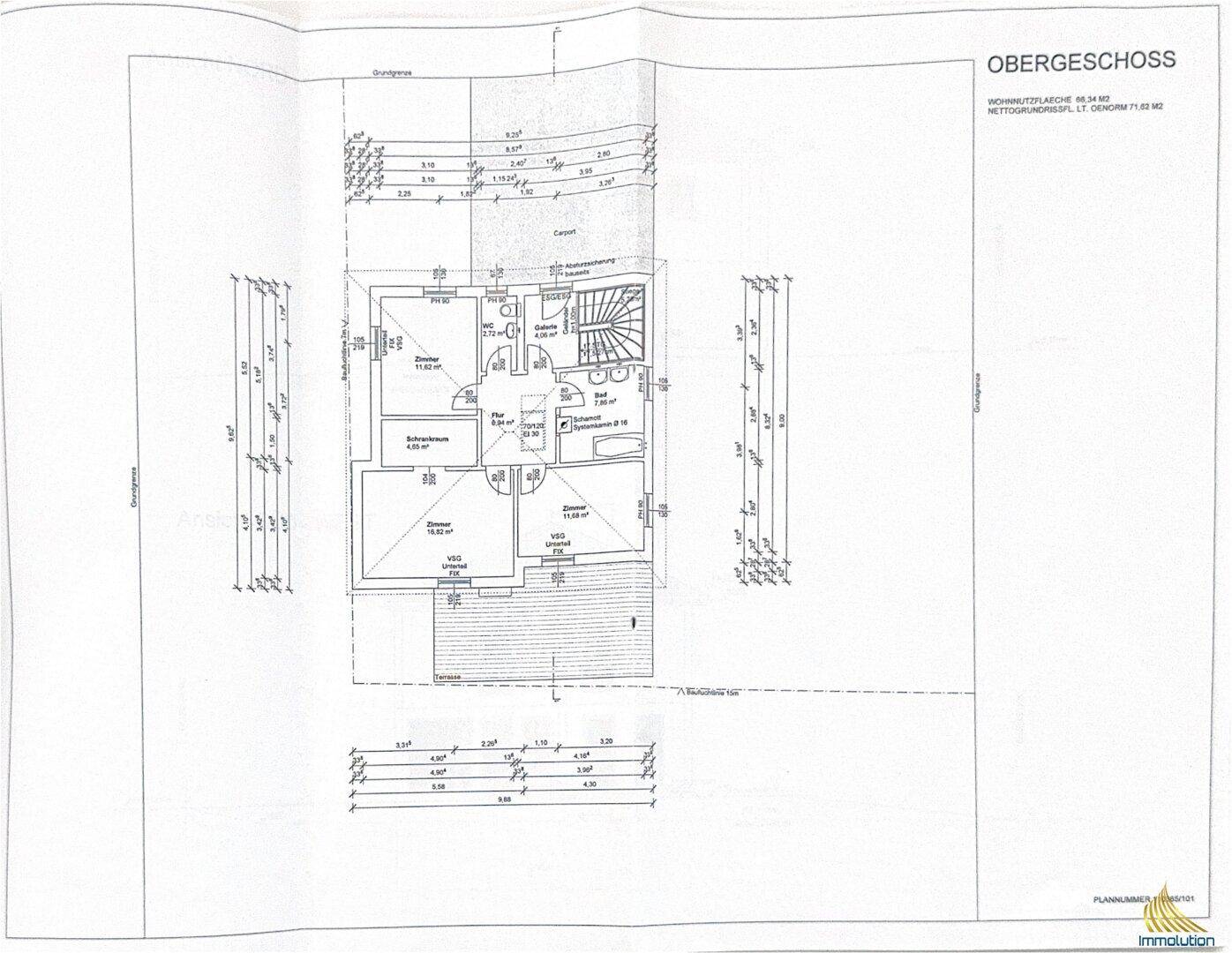 Grundriss des Obergeschosses mit Schlafzimmern, Bad und Zugang zum Balkon.