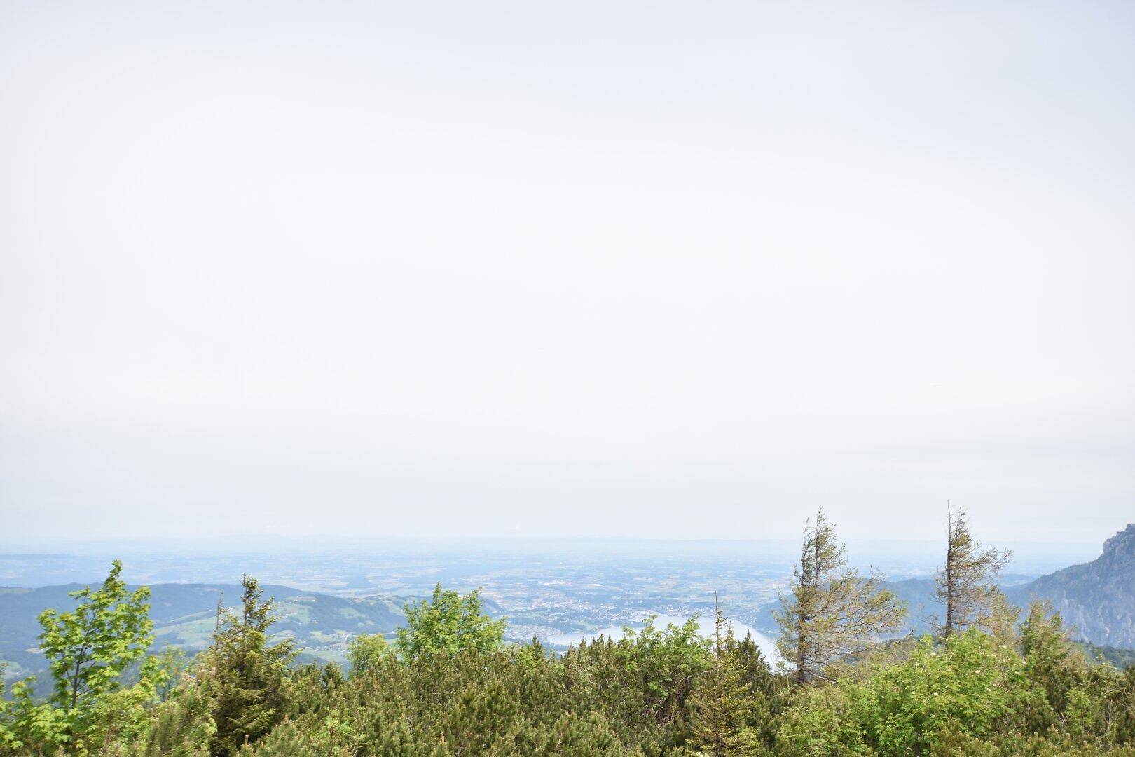 Atemberaubender Ausblick auf die weite Landschaft mit Bergen und einem Tal.
