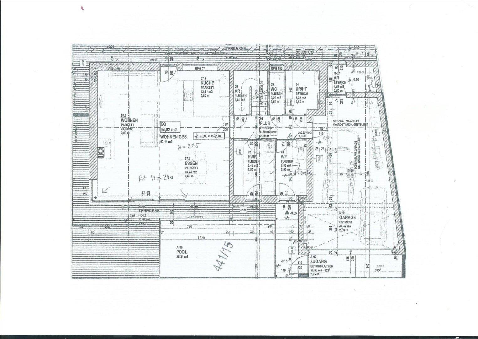 Grundriss des Erdgeschosses mit offenem Wohnbereich, Terrasse und Pool.