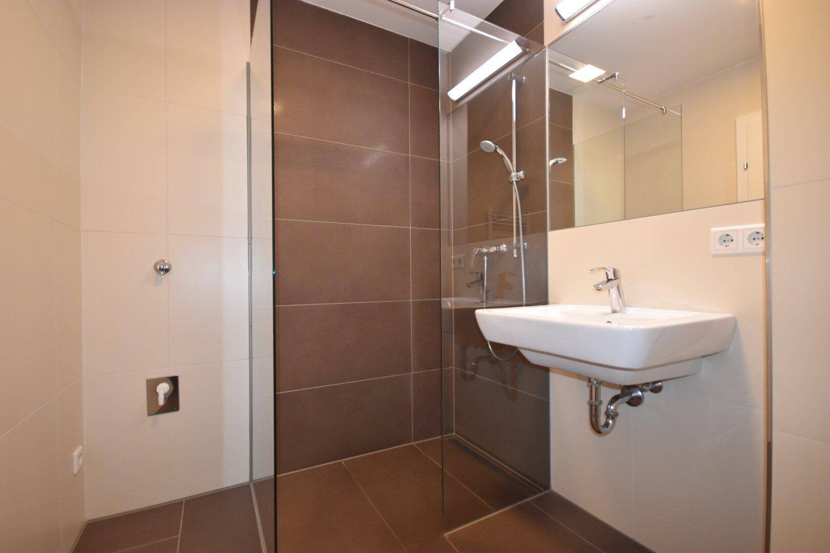 Badebereich - Modernes und geräumiges Appartement mit großer Loggia und Bergblick Miete Grödig Salzburg