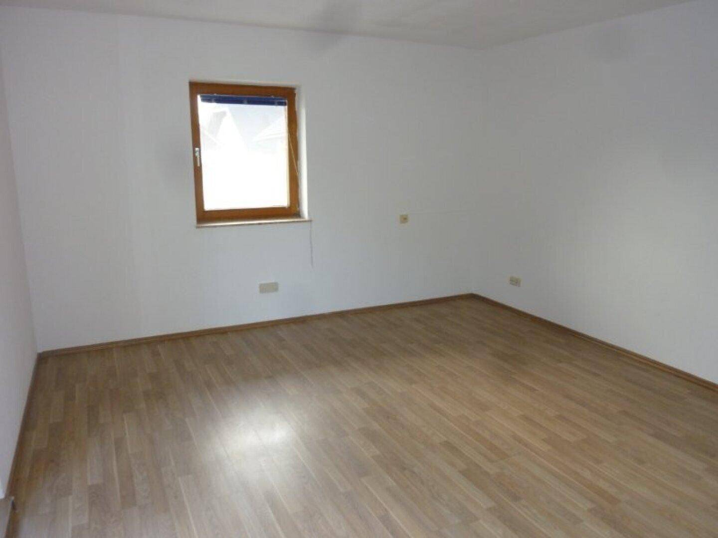 Schlafzimmer - Kleines 2 Zimmer Appartement mit PKW-Stellplatz Miete Grödig Salzburg