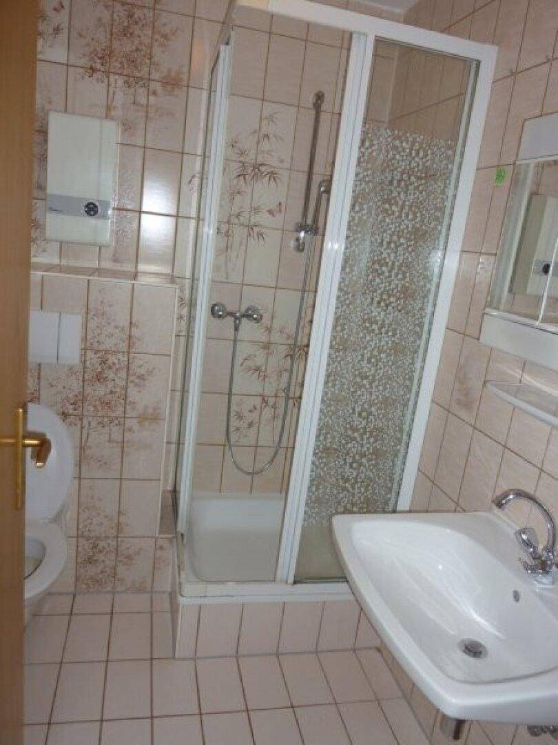Badezimmer - Kleines 2 Zimmer Appartement mit PKW-Stellplatz Miete Grödig Salzburg