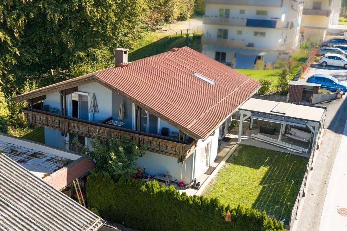 Luftaufnahme des Hauses mit traditionellem Holzbalkon und Blick auf die Umgebung.