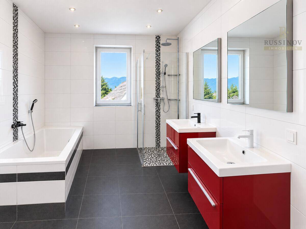 Modernes Badezimmer mit Doppelwaschbecken, Badewanne, Dusche und Fenster mit Bergblick.