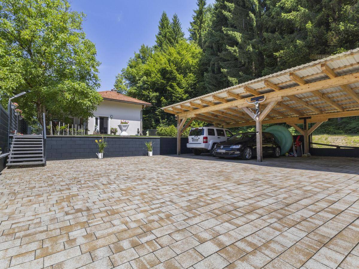 Hof mit Carport
