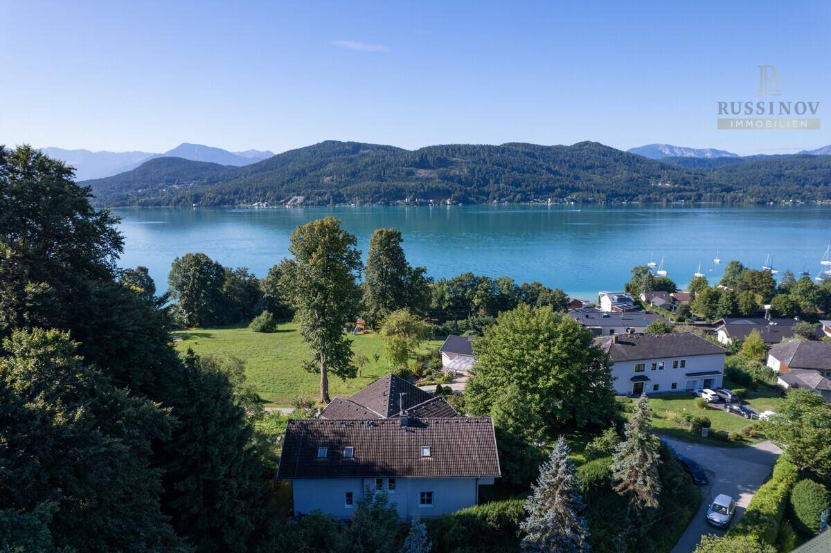 Weitläufiger Blick auf den Wörthersee und die umliegende Wohngegend.
