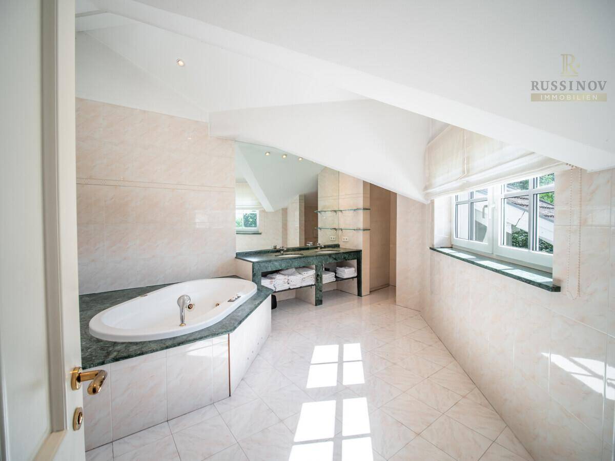 Exklusive Villa mit Wörtherseeblick &amp; 2.194 m² Grundstück in Krumpendorf #Aussichtslage - Ansicht 5