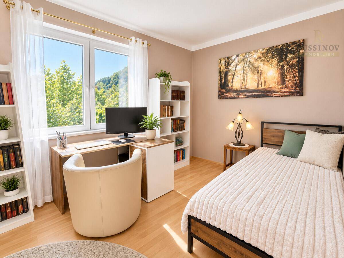 Helles Zimmer mit Bett, Schreibtisch und Bücherregalen, ideal als Gäste- oder Arbeitszimmer.