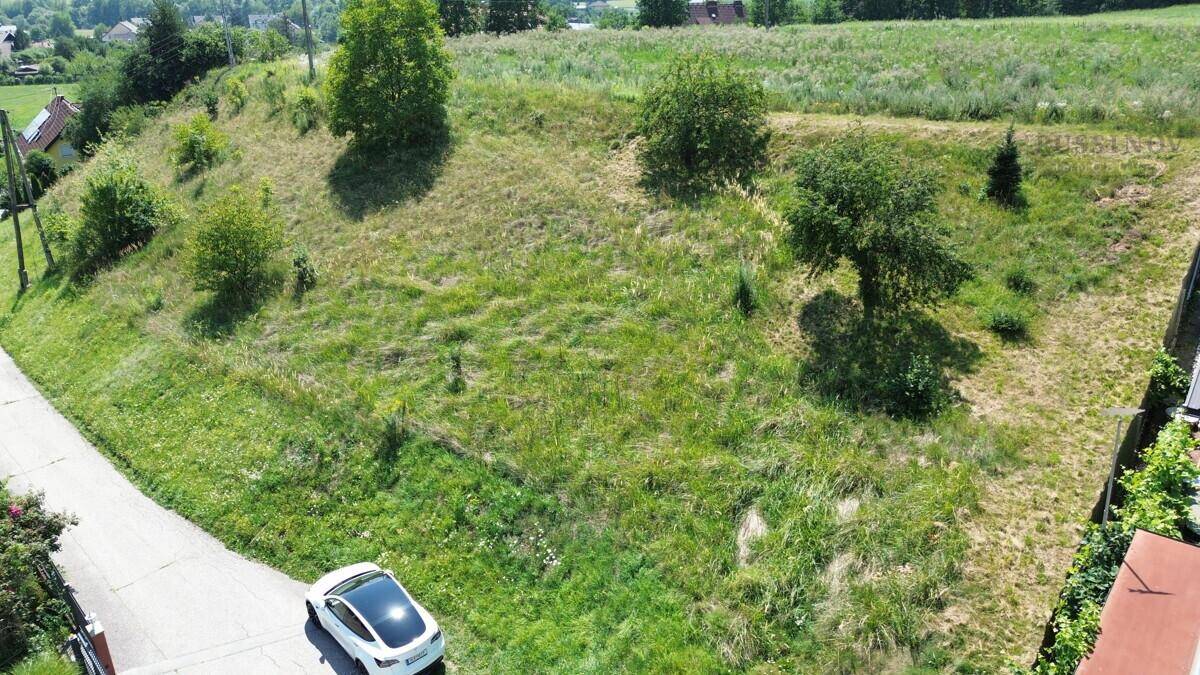 Übersicht des Grundstücks von oben mit angrenzenden Gärten und ländlicher Umgebung.