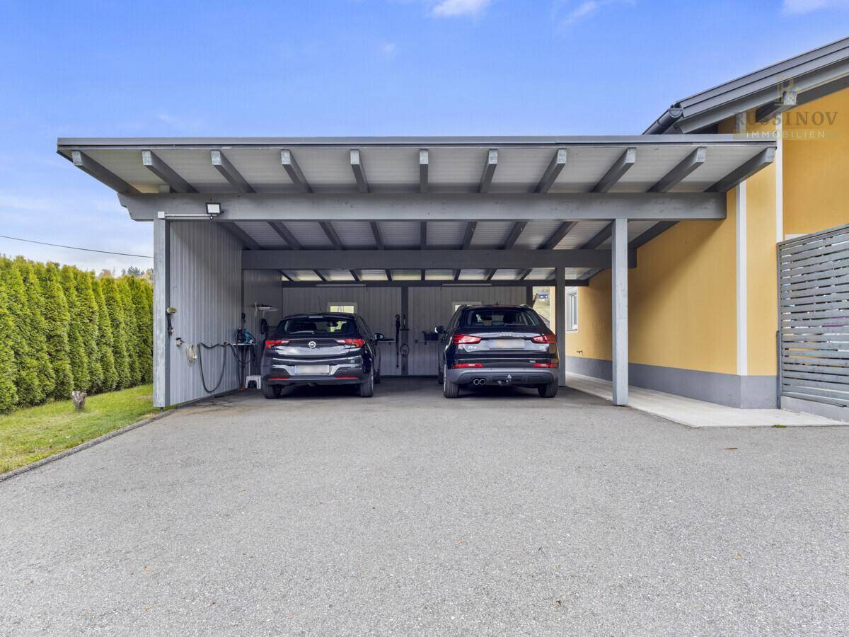 Geräumiger Carport mit Platz für zwei Fahrzeuge neben dem Wohnhaus.