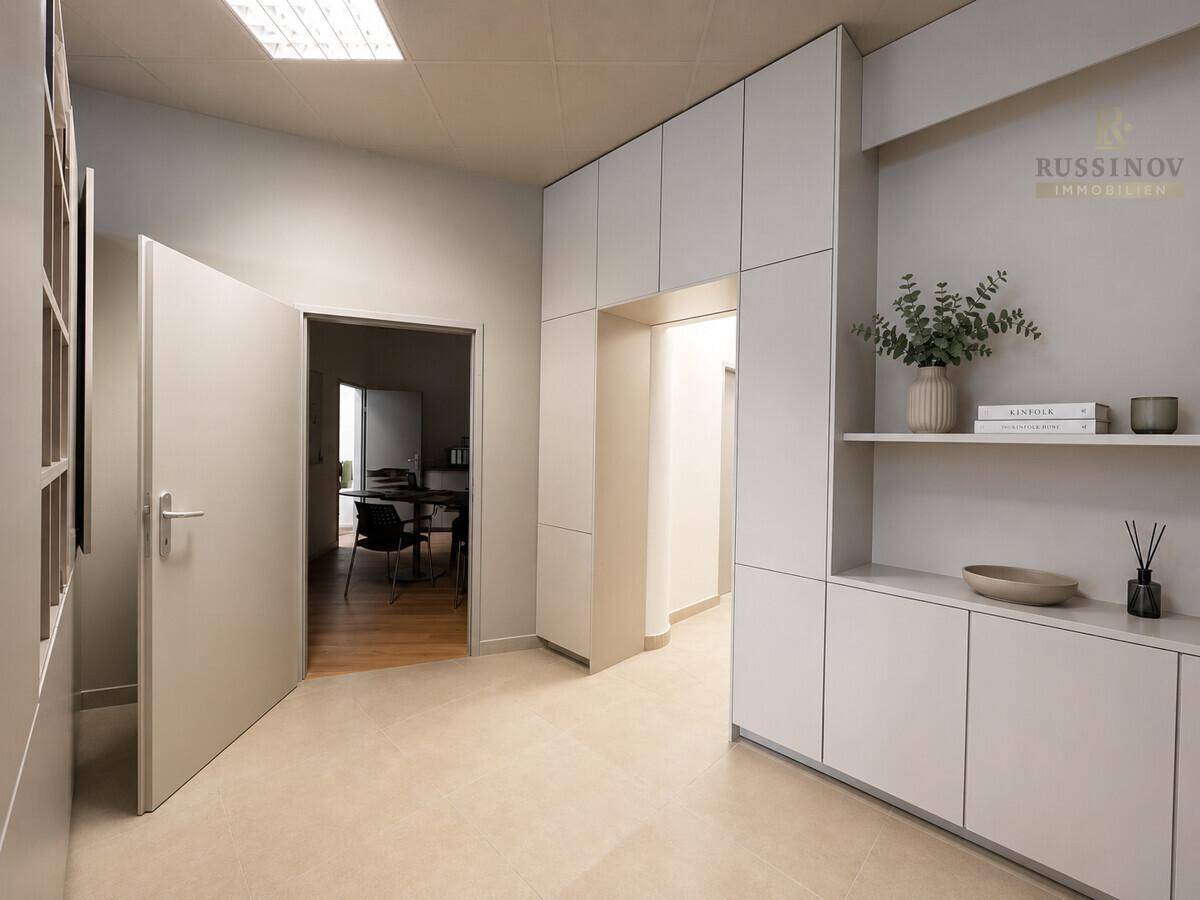 Moderner Flur mit integrierten Schränken und Zugang zu weiteren Büroräumen, praktisch und aufgeräumt.