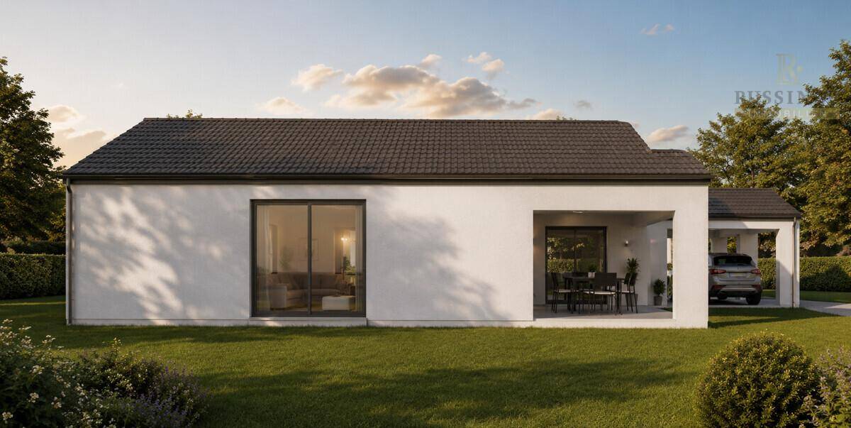 Rückansicht des modernen Hauses mit großer Glasfront, überdachter Terrasse und Zugang zum Garten.