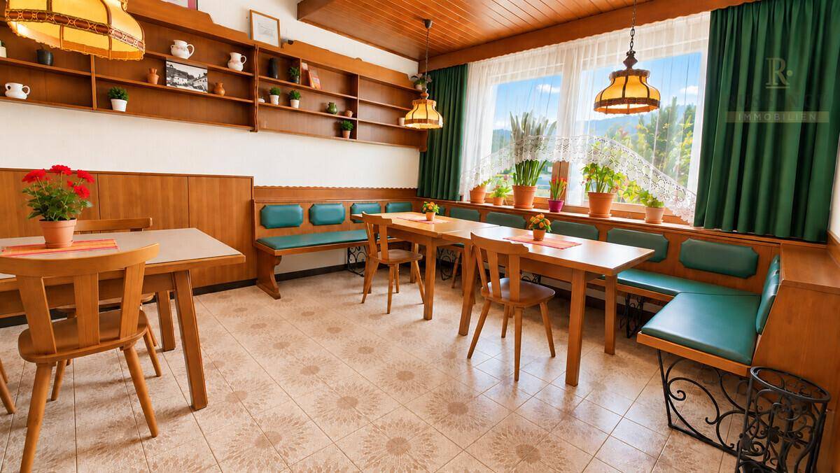 Gemütlicher Essbereich mit Holzbänken, Tischen und traditioneller Dekoration, ideal für gesellige Runden.