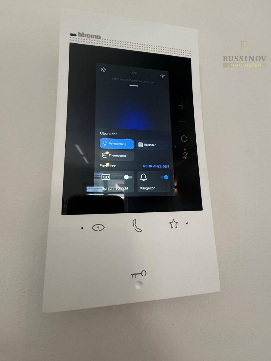 Modernes Smart-Home-Bedienfeld zur Steuerung von Beleuchtung und Rollläden.