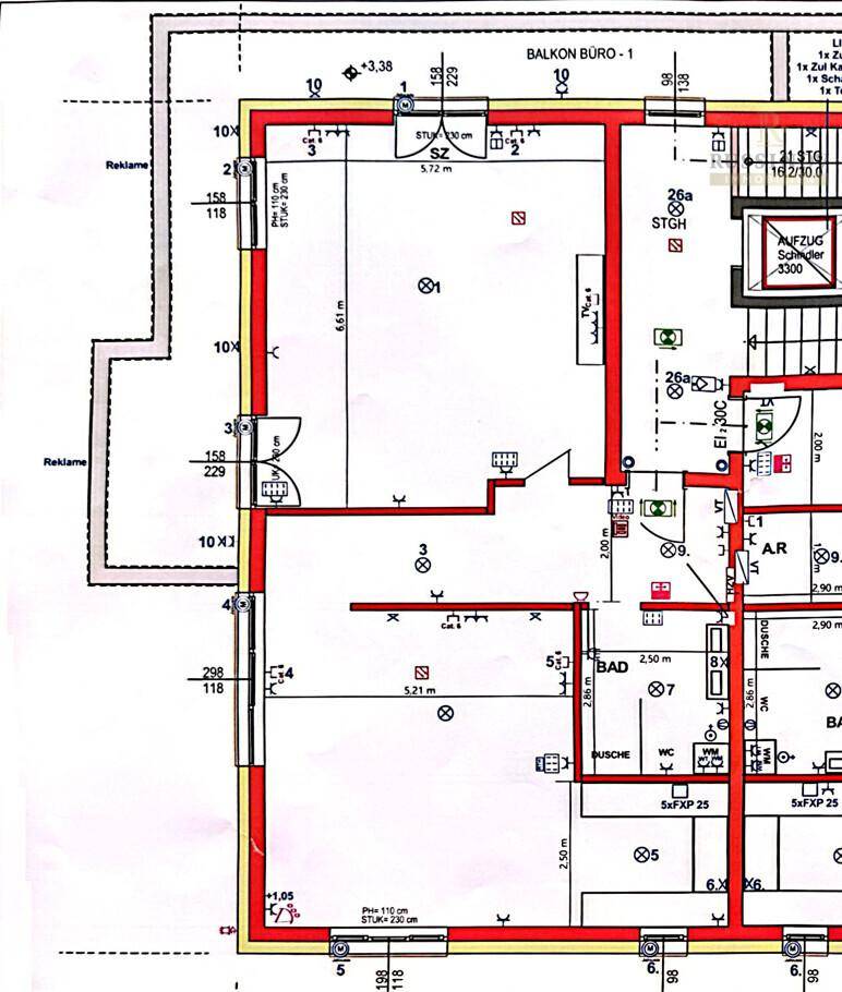 Detaillierter Grundriss mit Raumaufteilung, Balkon und Aufzug, zeigt die Struktur des Gebäudes.