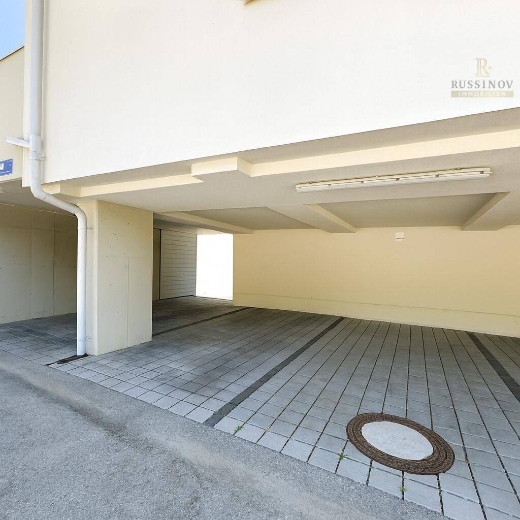 Großer Carportstellplatz