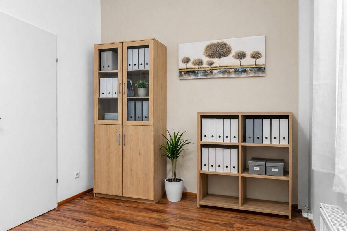 Funktionaler Bürobereich mit Holzschränken und Regalen für Akten und Dekoration, gut organisiert.