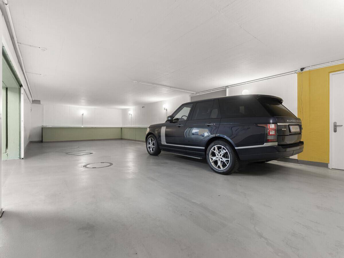 Geräumige Tiefgarage mit ausreichend Platz für Fahrzeuge und einfachem Zugang.