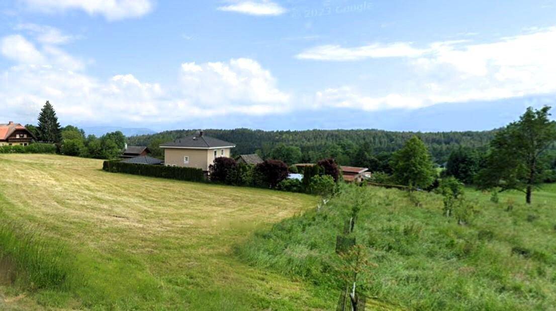 Einfamilienhaus am Rande eines Feldes mit Blick auf die umliegende Natur und Berge.
