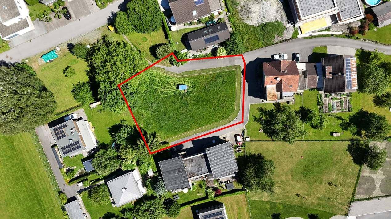 Übersicht aus der Vogelperspektive mit rot umrandetem Grundstück und umliegender Bebauung.