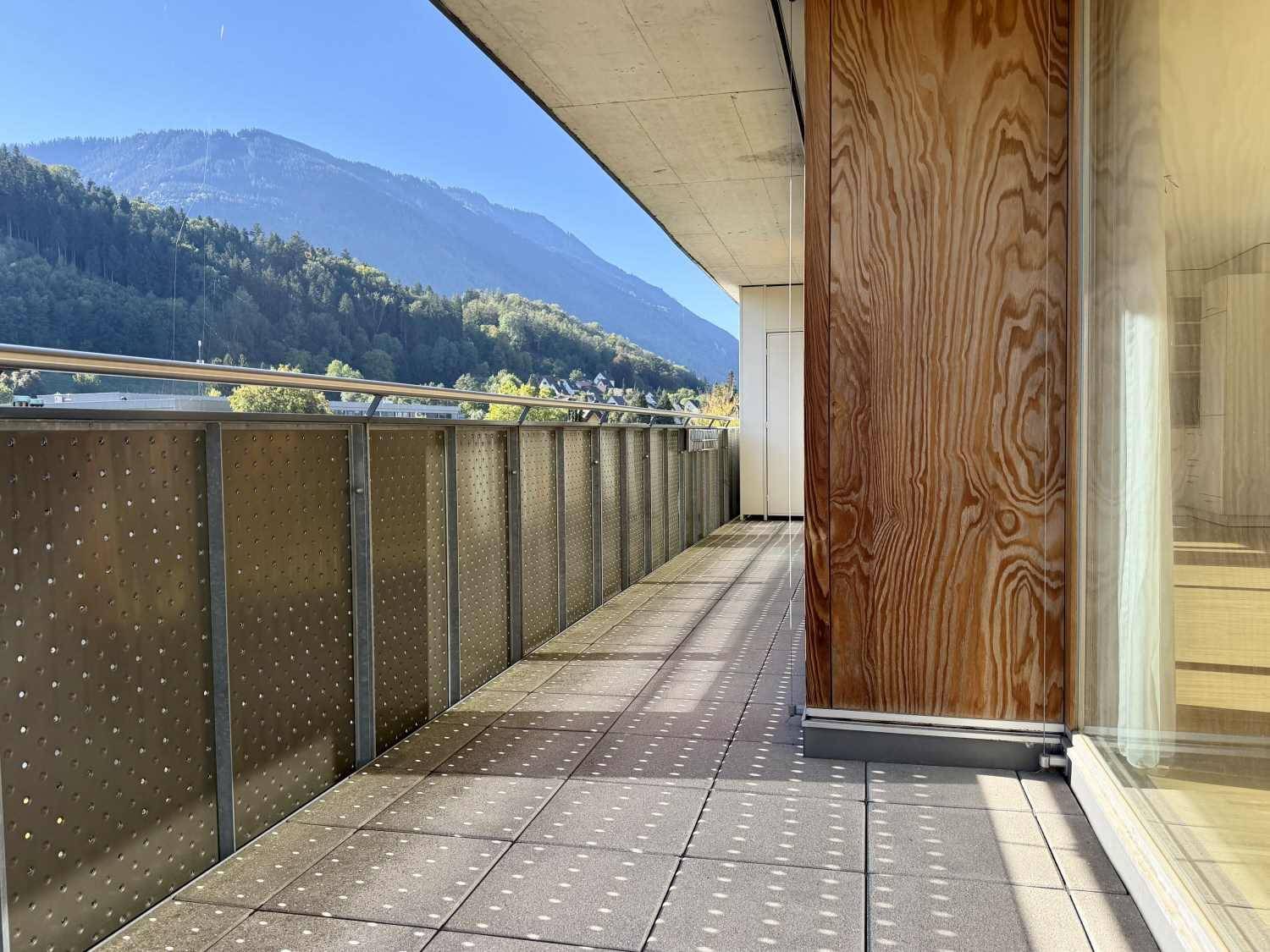Geräumiger Balkon mit Fliesenboden und Bergblick, ideal für entspannte Stunden im Freien.