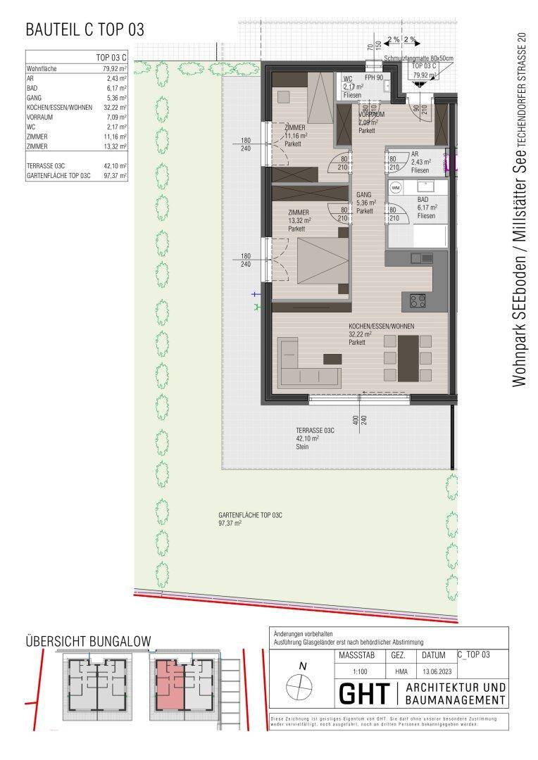 Grundriss des Bungalows Top 03 mit offenem Wohnbereich, zwei Schlafzimmern, Terrasse und Gartenfläche.