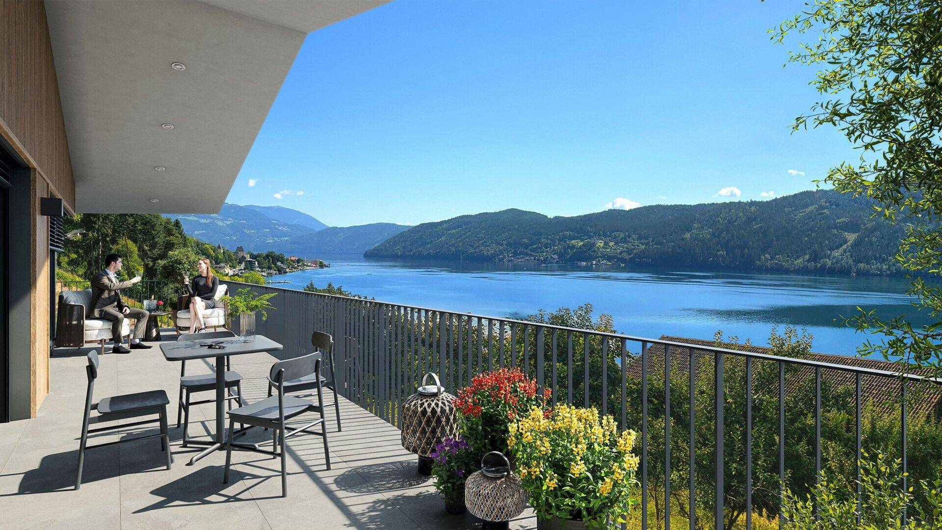 Große Terrasse mit Esstisch und Stühlen, bietet einen weiten Blick auf den See und die Berge.