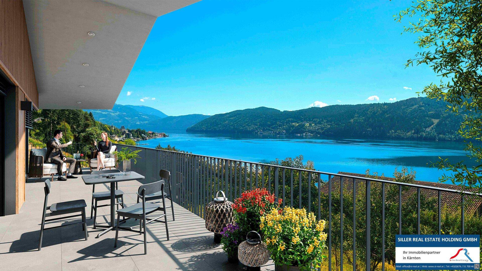 Geräumiger Balkon mit Esstisch und Stühlen, bietet einen weiten Blick auf den See und die Berge.
