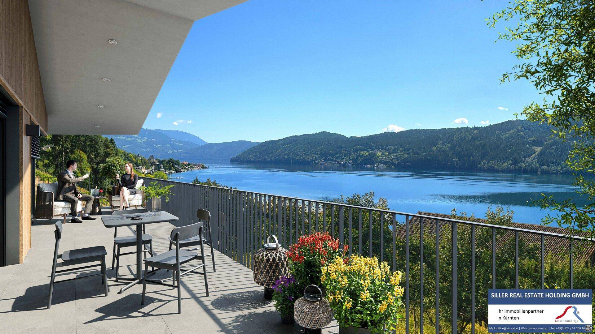 Große Terrasse mit Esstisch und Stühlen, bietet einen weiten Blick auf den See und die Berge.