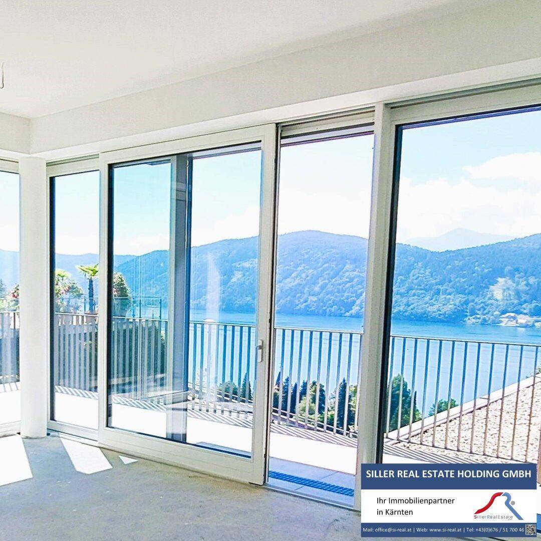 Helles Zimmer mit großen Schiebetüren und Panoramablick auf den See und die Berge.