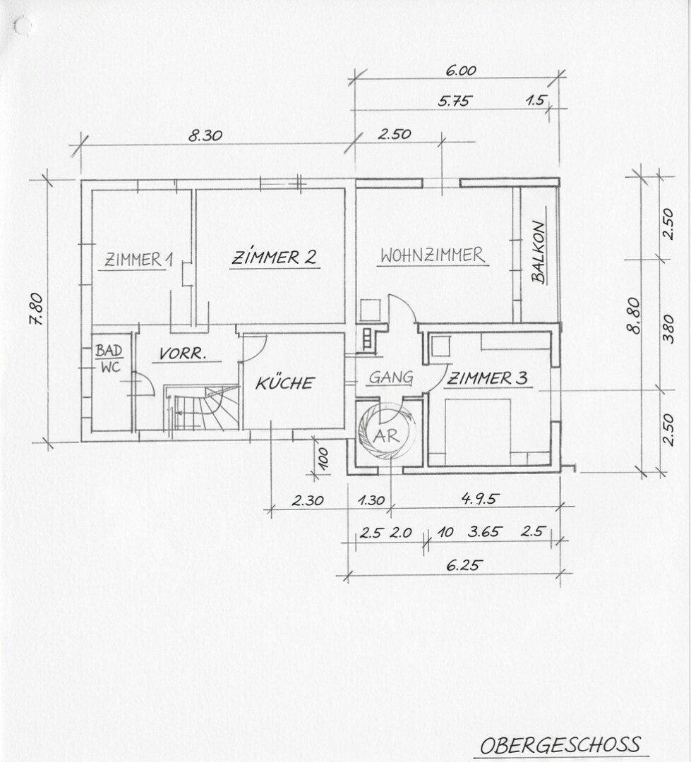 Grundriss des Obergeschosses mit Schlafzimmern, Wohnzimmer, Bad, WC und Balkon, inklusive Maßen.
