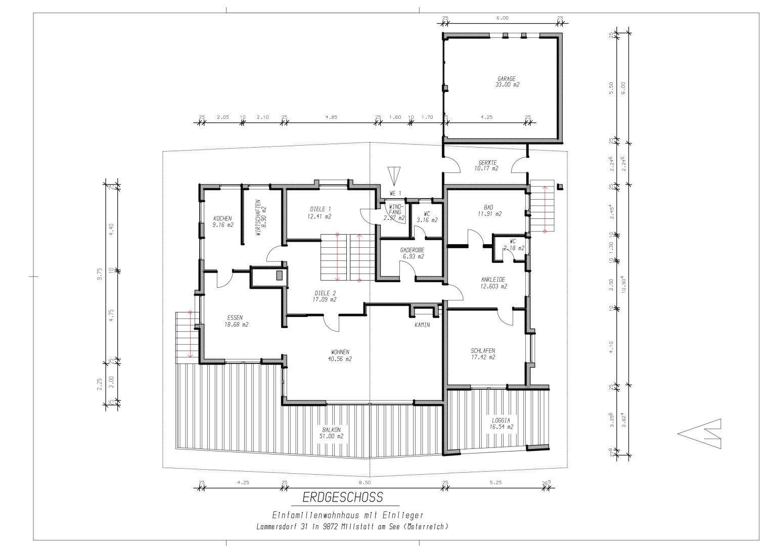 Grundriss des Erdgeschosses mit Küche, Essbereich, Wohnzimmer und Balkonzugang.