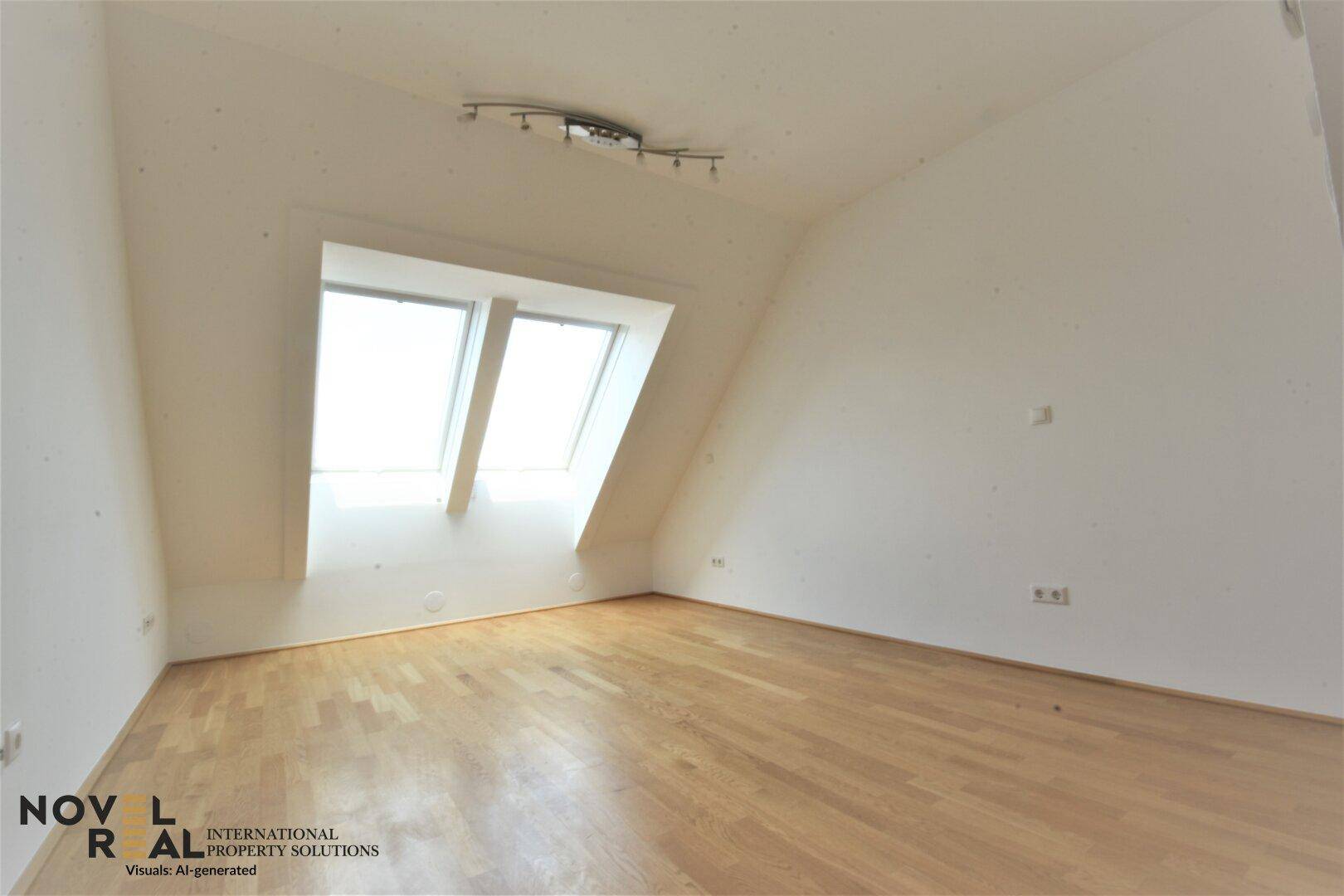 Leerer Raum mit hellem Holzfußboden, weißen Wänden und zwei Dachfenstern für Tageslicht.