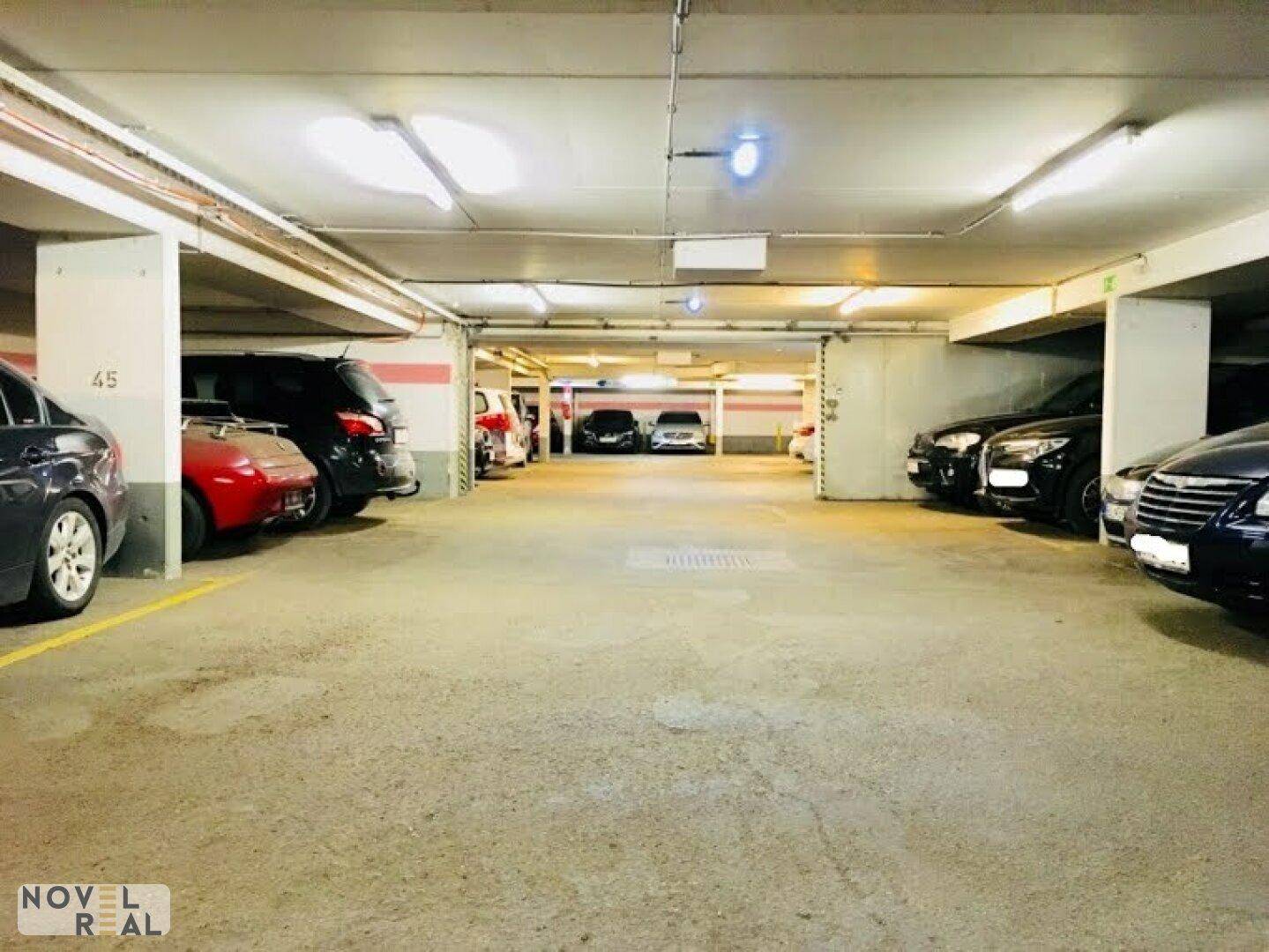 Geräumige Tiefgarage mit mehreren Stellplätzen und guter Beleuchtung.