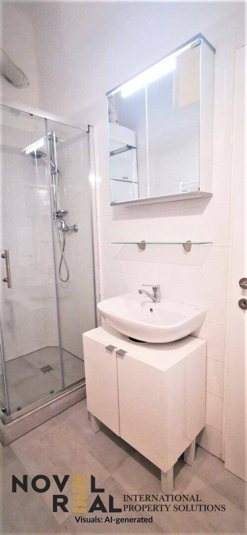 Modernes Badezimmer mit Duschkabine, Waschbecken und Spiegelschrank.