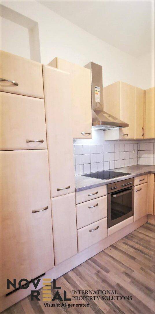 Helle Küche mit Holzschränken, Kochfeld und Dunstabzugshaube, bietet ausreichend Stauraum.