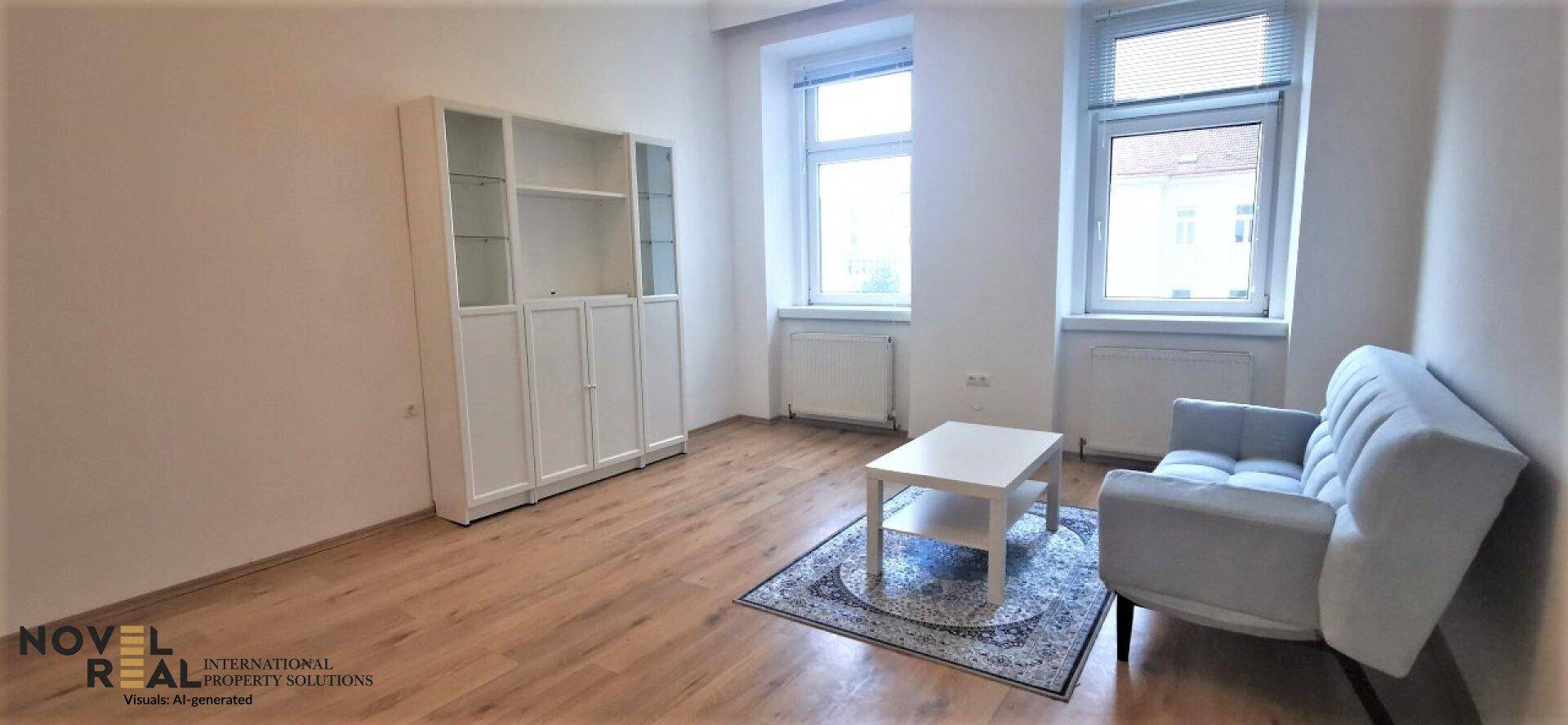 Geräumiges Wohnzimmer mit Parkettboden, Sofa, Couchtisch und einem weißen Regal.
