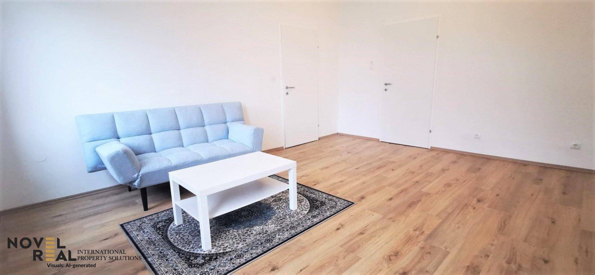 Helles Wohnzimmer mit Parkettboden, einem bequemen Sofa und einem Couchtisch.