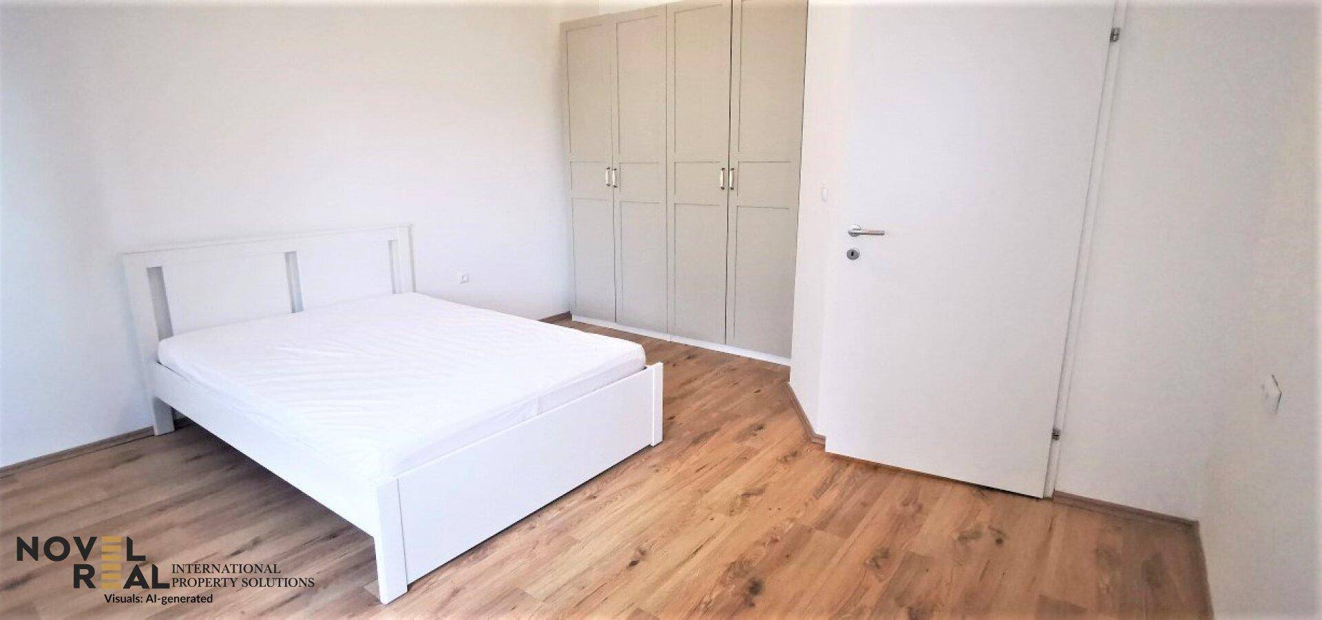 Schlafzimmer mit Doppelbett, Parkettboden und einem großen Kleiderschrank.