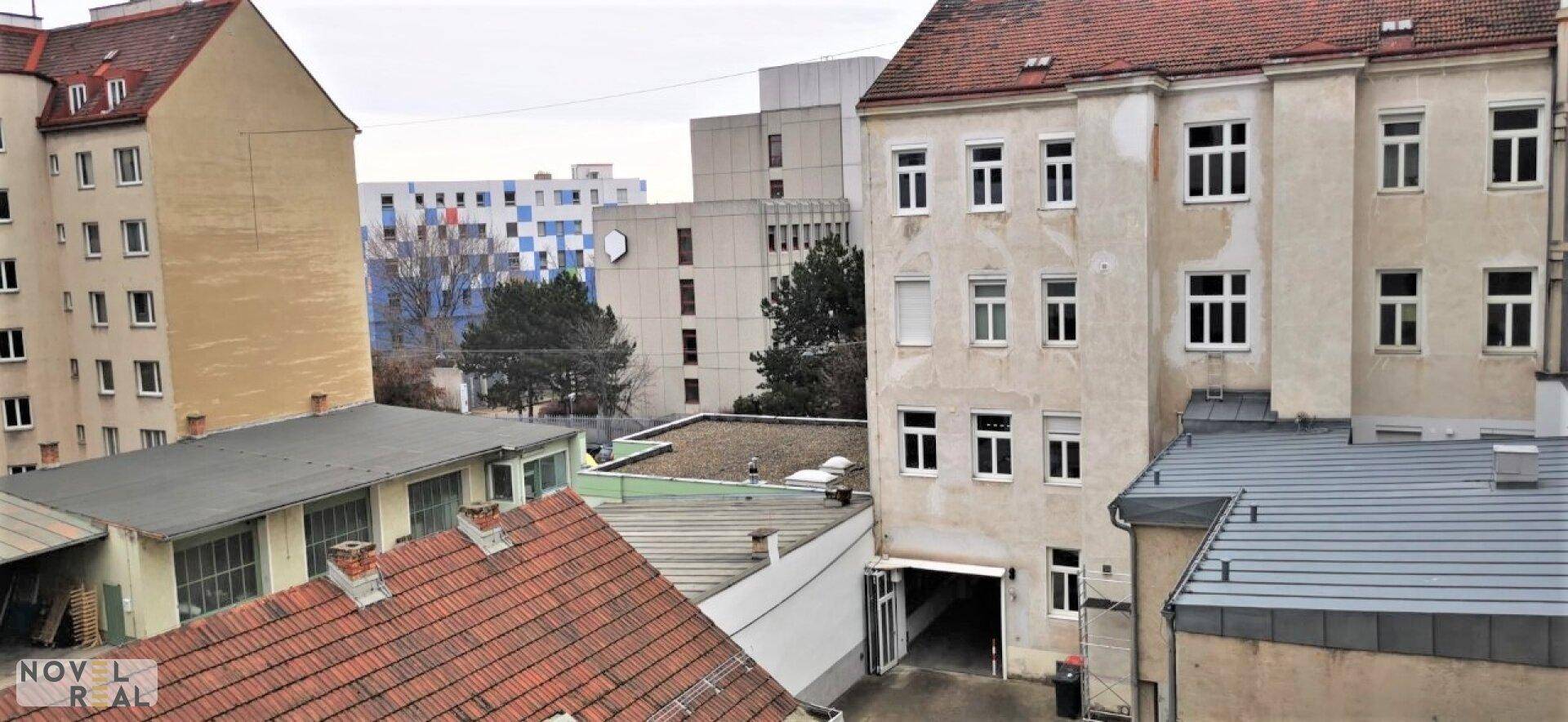 Blick auf die umliegenden Gebäude und Dächer in einer städtischen Umgebung.