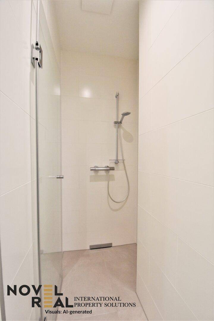Moderne begehbare Dusche mit Glaswand und Duscharmatur in hellem Badezimmer.
