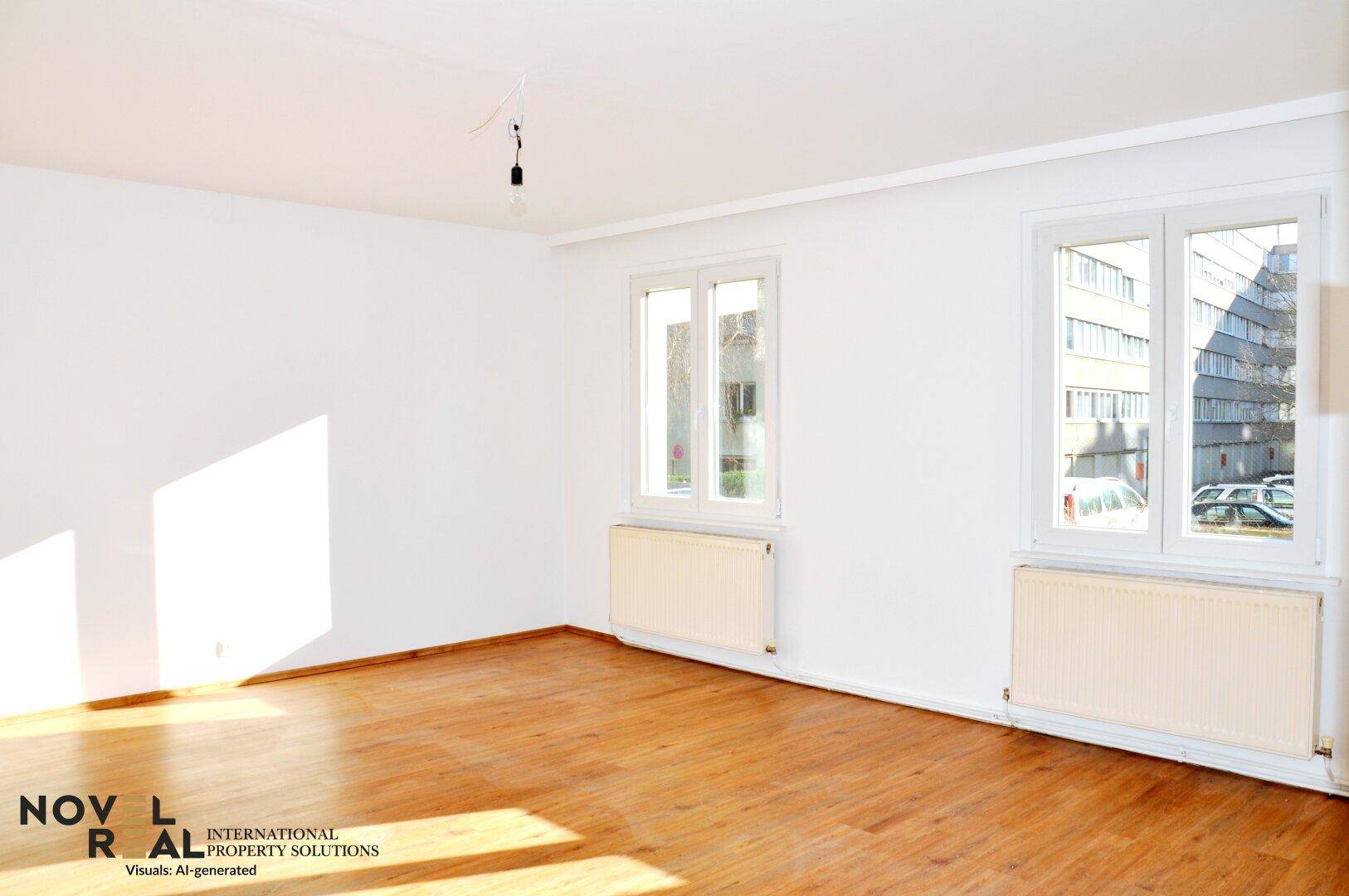 Helles, leeres Wohnzimmer mit Holzboden und zwei großen Fenstern, die viel Tageslicht hereinlassen.